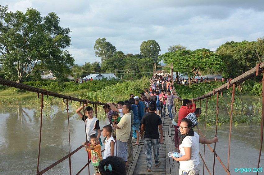 ILP : Raft procession along Imphal river raising slogans to implement ILPS in Manipur ::  July 24 2015
