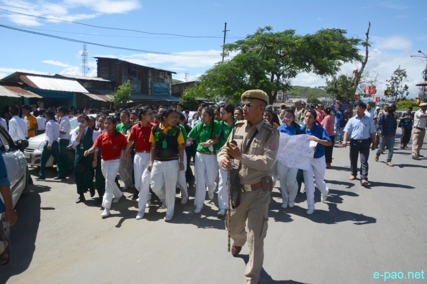 ILP: Students of different schools clash with police personnel near Assembly  :: July 3 2015