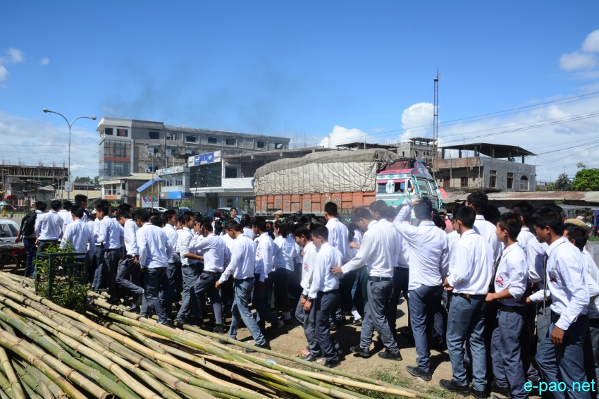 ILP: Students of different schools clash with police personnel near Assembly  :: July 3 2015