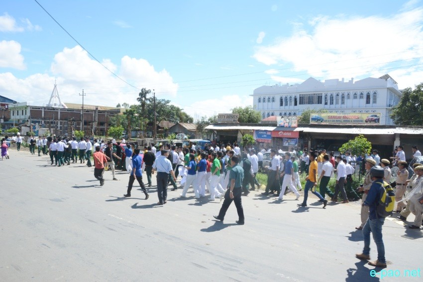 ILP: Students of different schools clash with police personnel near Assembly  :: July 3 2015