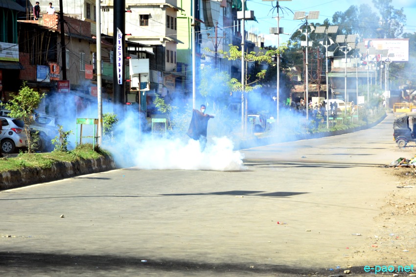 Protestors confrontation with police during 48 hours general strike at Hatta Minuthong, Imphal :: 29 October 2020