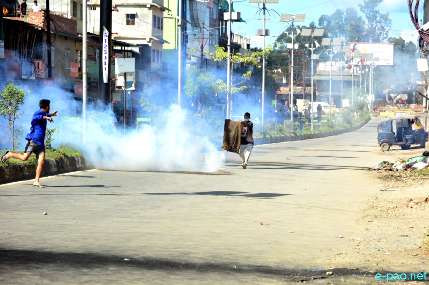 Protestors confrontation with police during 48 hours general strike at Hatta Minuthong, Imphal :: 29 October 2020