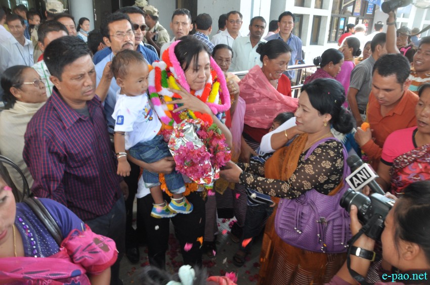 Laishram Sarita - International Boxer - being welcomed at Imphal Airport :: October 4 2014