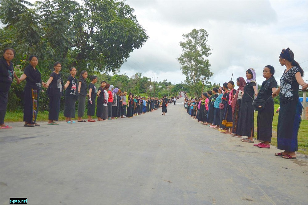 Human chain by Churachandpur Tribal women from Kangvai village to Churachandpur district hospital :: Sep 19 2015