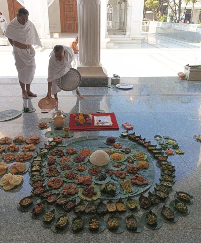 Books and Pranalika Offerings for MK Binodini Devi at Govindaji Temple :: 17th January 2026