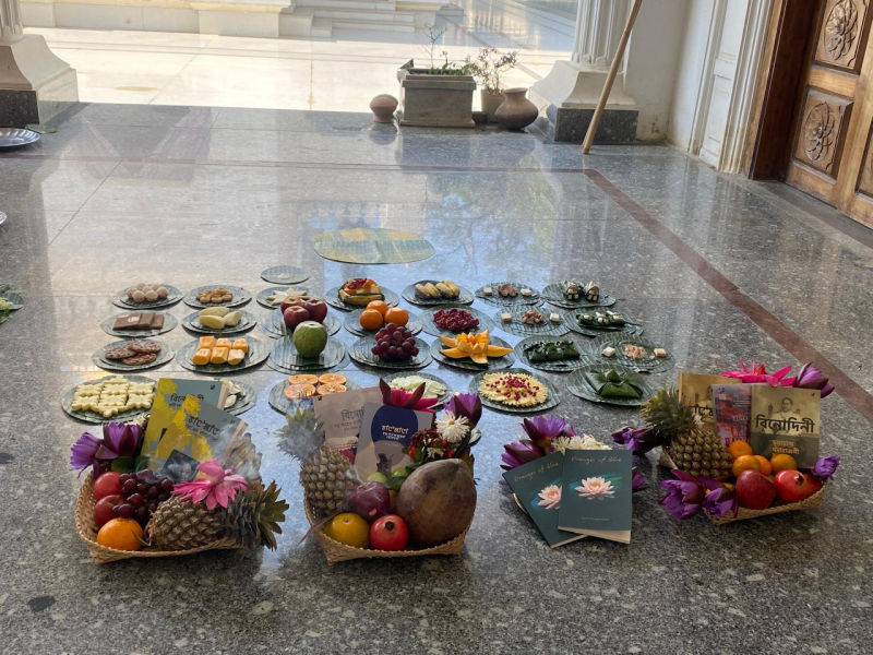Books and Pranalika Offerings for MK Binodini Devi at Govindaji Temple :: 17th January 2026