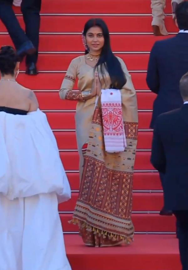  Aimee Baruah walks in the red carpet of Cannes wearing an Assamese Mekhela Sador designed by Momita Sharma 